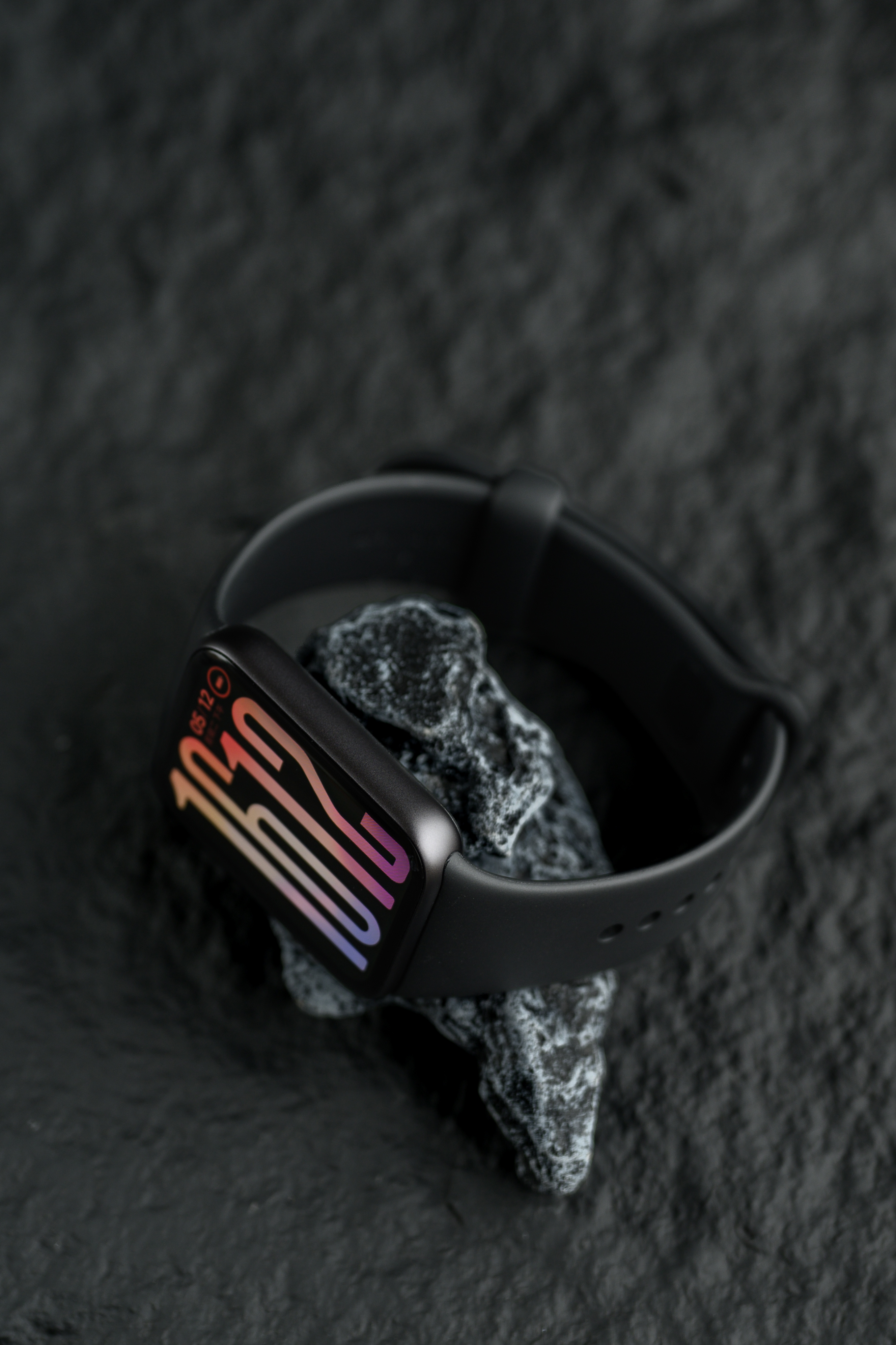 这是全新的小米手环 10 Pro，小米手环最新一代产品，也是手环 Pro 产品线