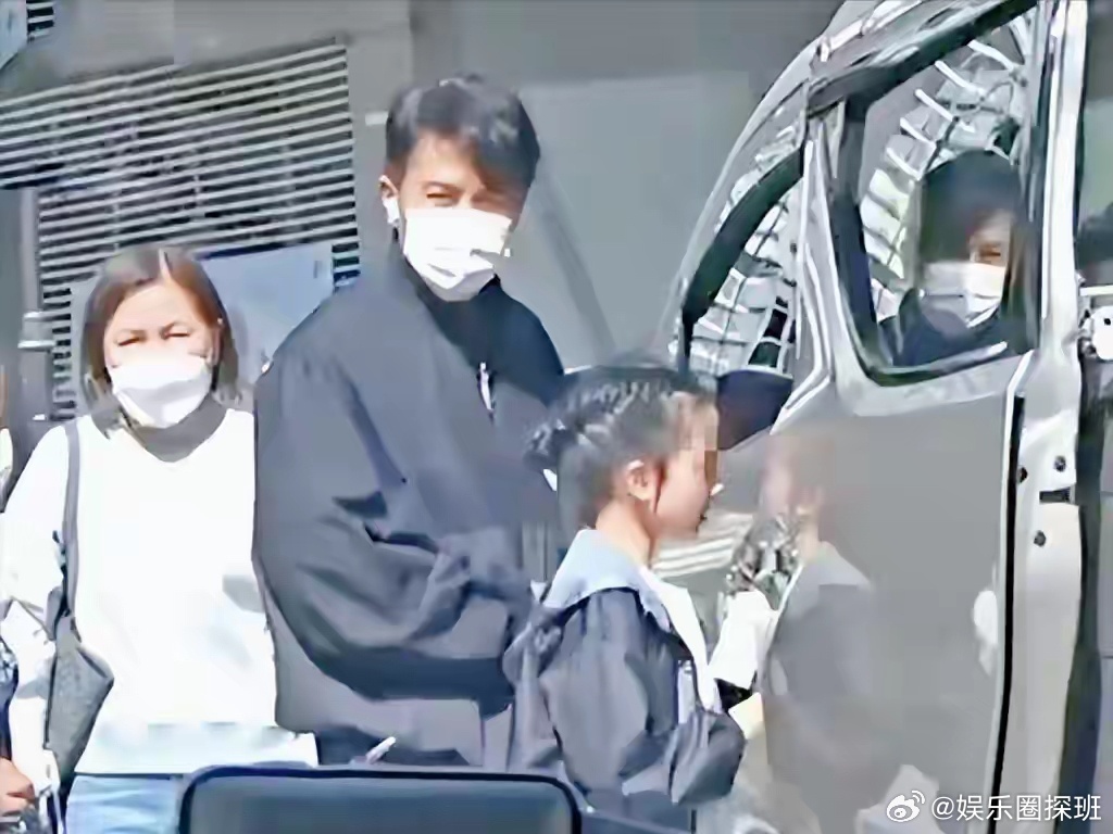 港媒镜头下，难得的一张小糯米照片，杨幂把女儿保护的太好了，这颜值以后不出道，真的