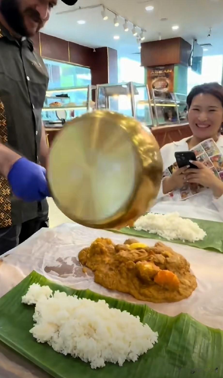博主体验印度美食，当食物被放上桌的时候，她也是尴尬的笑了。且不说味道怎么样，光看