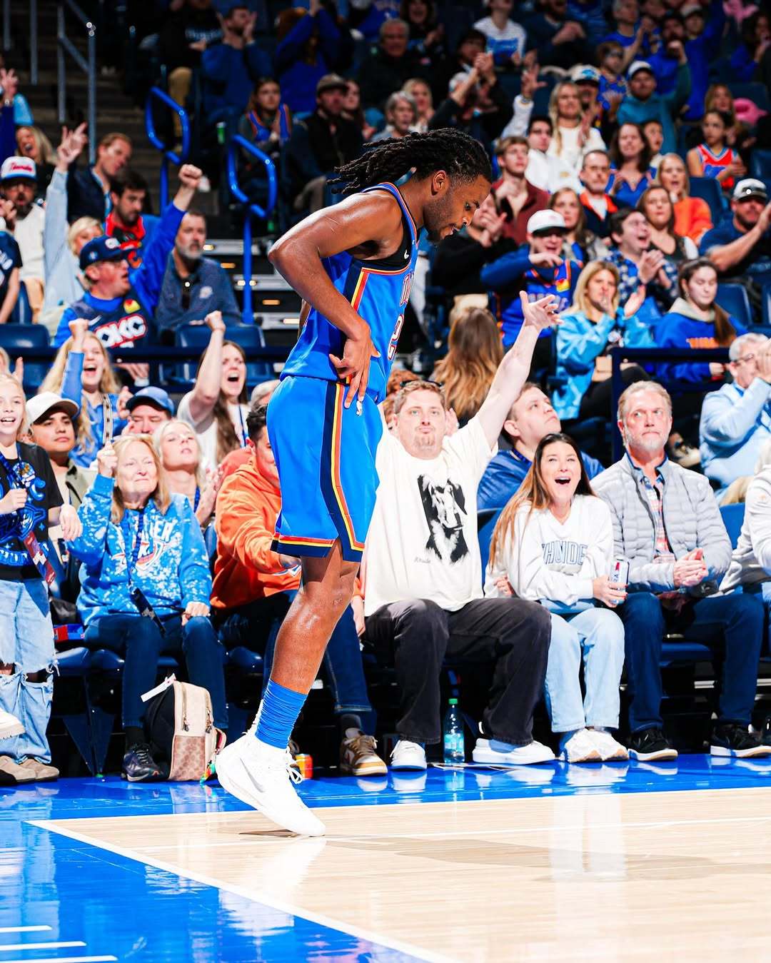 卡森华莱士晒近照，女友评论雷霆战胜骑士雷霆vs猛龙雷霆