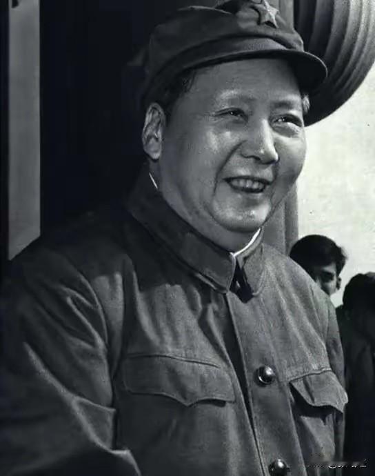 永远深受全党全国各族人民衷心爱戴的伟大领袖———毛主席！