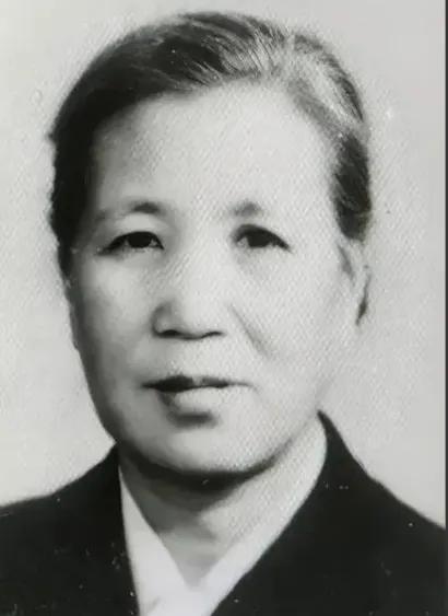 1929年，地下党张英以中央来人有要事相商为由，将已入睡的同事丁惟尊叫出门。他的