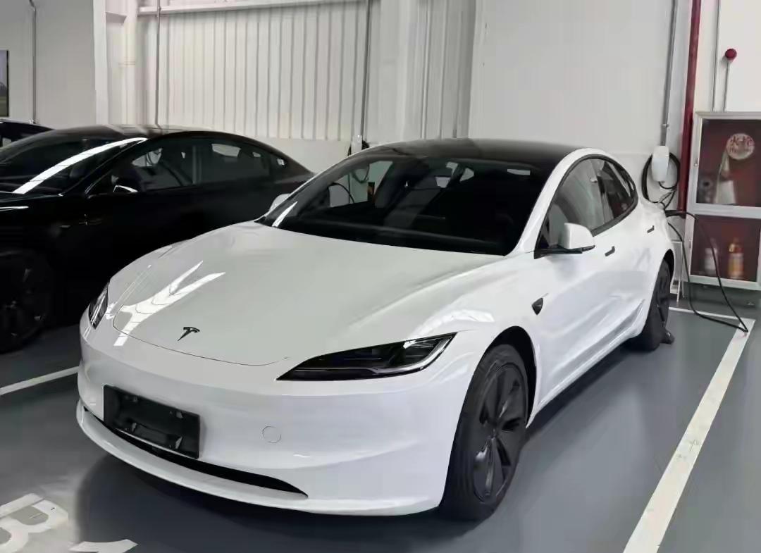 以前谁跟我说电车好开，我能跟他吵到后半夜。发动机的轰鸣、换挡的顿挫、机械的质感，