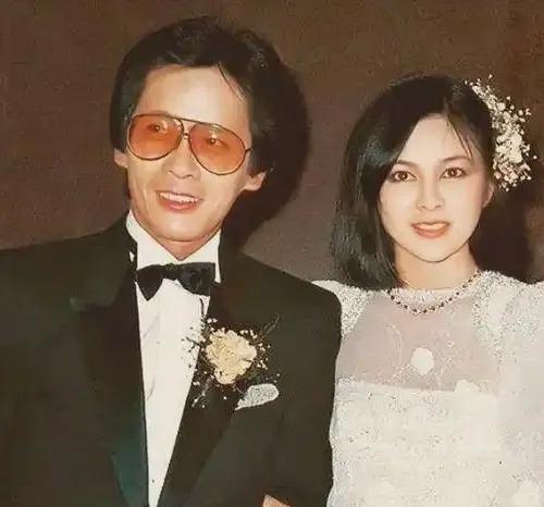 关之琳的感情经历就像一部精彩的肥皂剧。1981年，19岁的她不顾家人反对，和大她