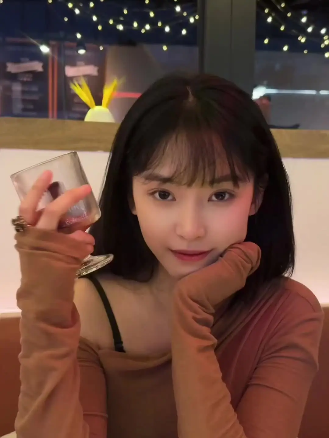 这么漂亮的年纪，为什么不让自己快乐，人生何其短，要笑得格外甜你要怎么抵抗我