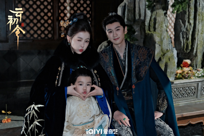 云初令元宵节照虞书欣张云龙一家三口元宵节营业照 虞书欣张云龙一家三口元宵节营业照