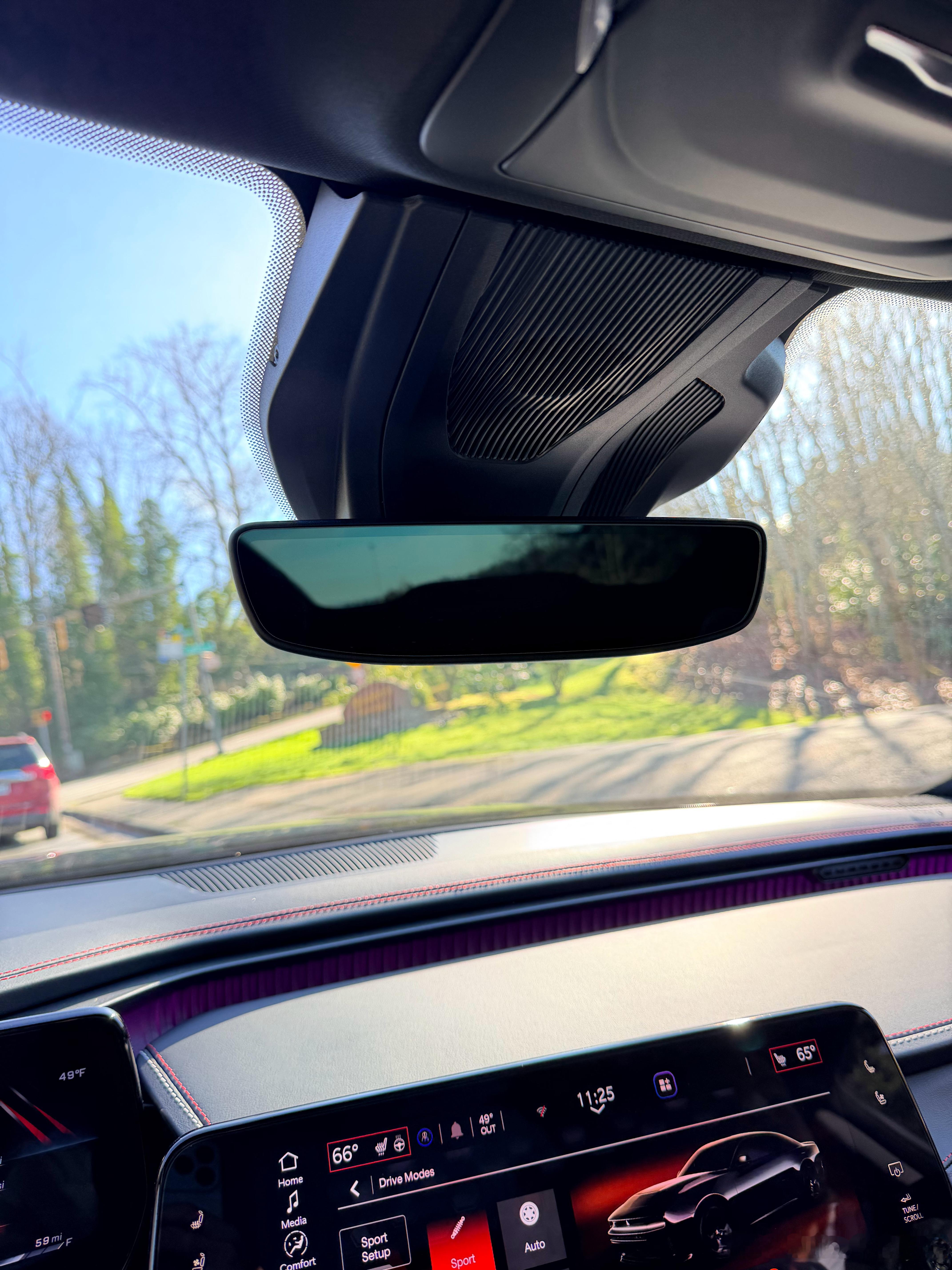 这简直是智障设计，内后视镜和摄像头模块弄的又大又厚，遮挡了一半的驾驶员的中央视野