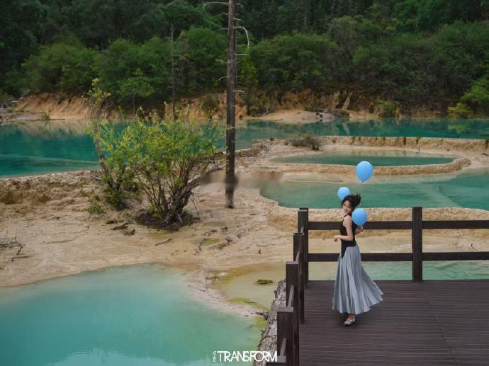 张嘉倪离婚后首封张嘉倪离婚后状态孚世杂志九月刊封面大片，赴四川九寨沟取景拍摄，舒