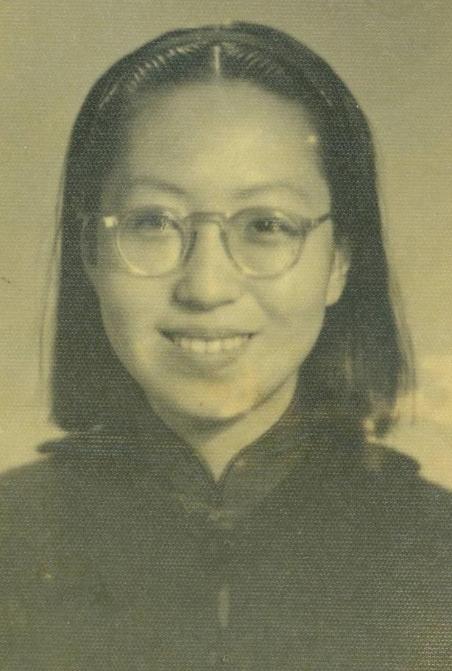 1939年，张爱玲在香港大学就读，一连拿下两个奖学金，却从不参加课外活动，张爱玲