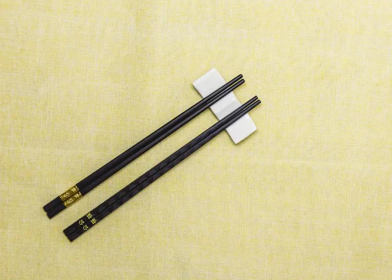 夫妻就像一双筷子，要一起走一辈子


夫妻就像一双筷子，少一根不行，一起尝酸甜苦