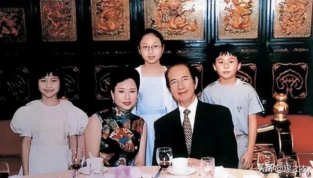 我其实一直很惊讶；何鸿燊晚年选的女人怎么越来越平庸，我的意思是，他不一定要选择世