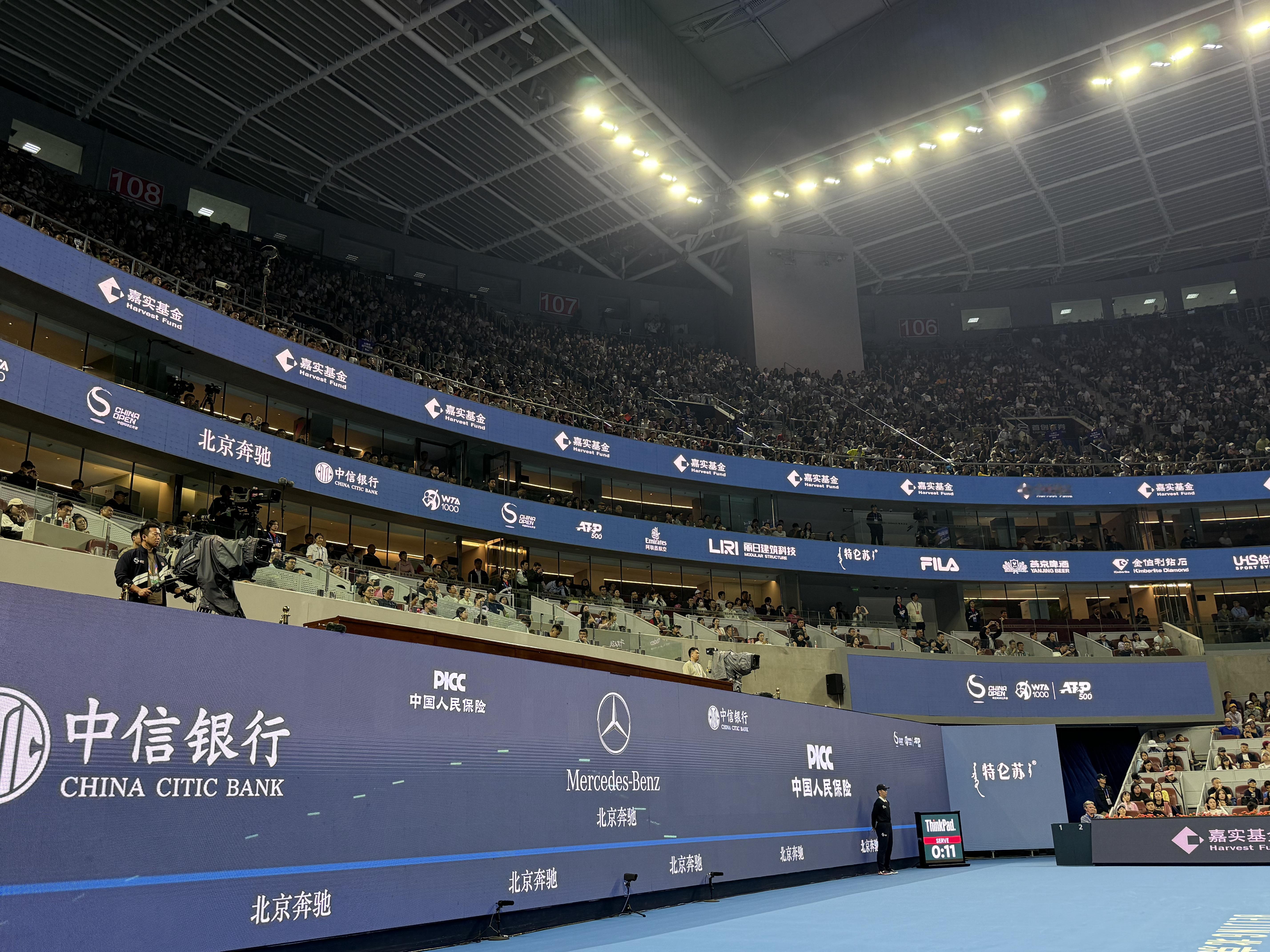 #郑钦文vs拉希莫娃# 今晚钻石球场上座率感觉快100%了诶，一方面是郑钦文个人