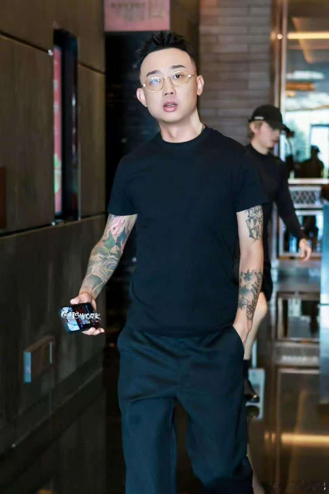 GAI说歌手拿了第七我挺不爽的湖南卫视背后《背后》中的GAI哥太有个性，歌手第七