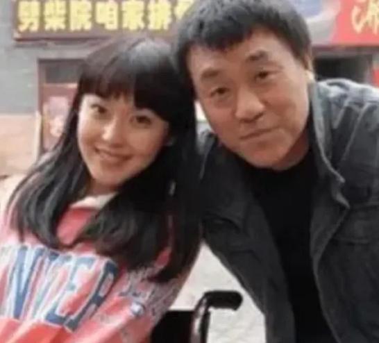 1997年，何冰遇到了多年未见的女同学李海洋，女同学说：“我都29了，嫁不出去了