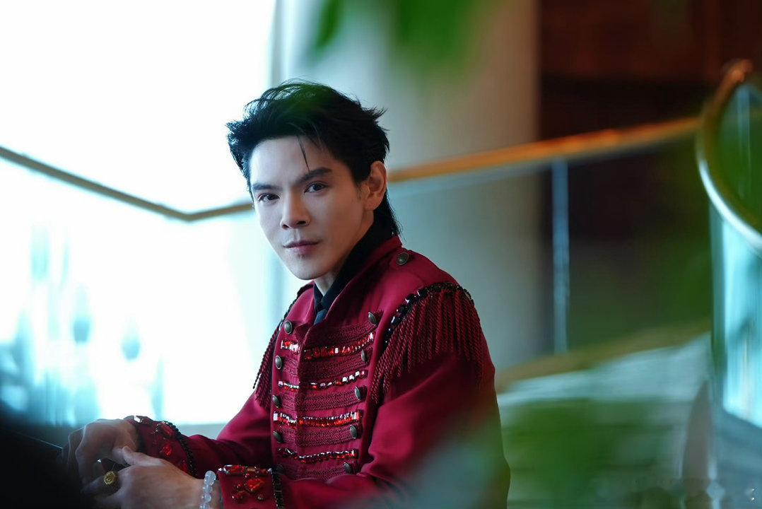 向佐回应再获最佳短剧男主角获奖之后的向佐清醒又谦逊，明白奖项只是阶段性肯定，沉下