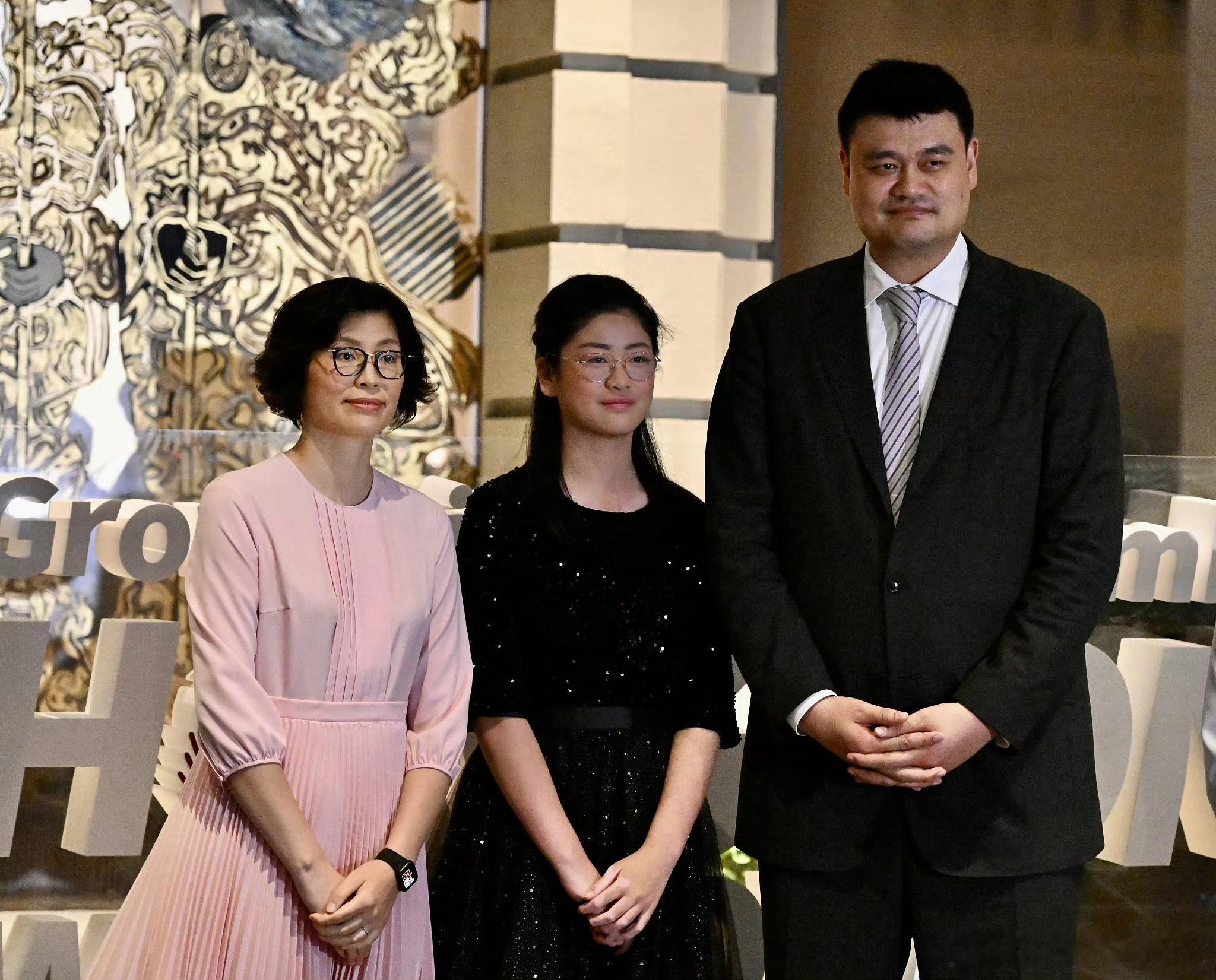 #姚明女儿14岁近照##姚明女儿14岁身高# 姚明女儿14岁近照，五官长相跟爸爸