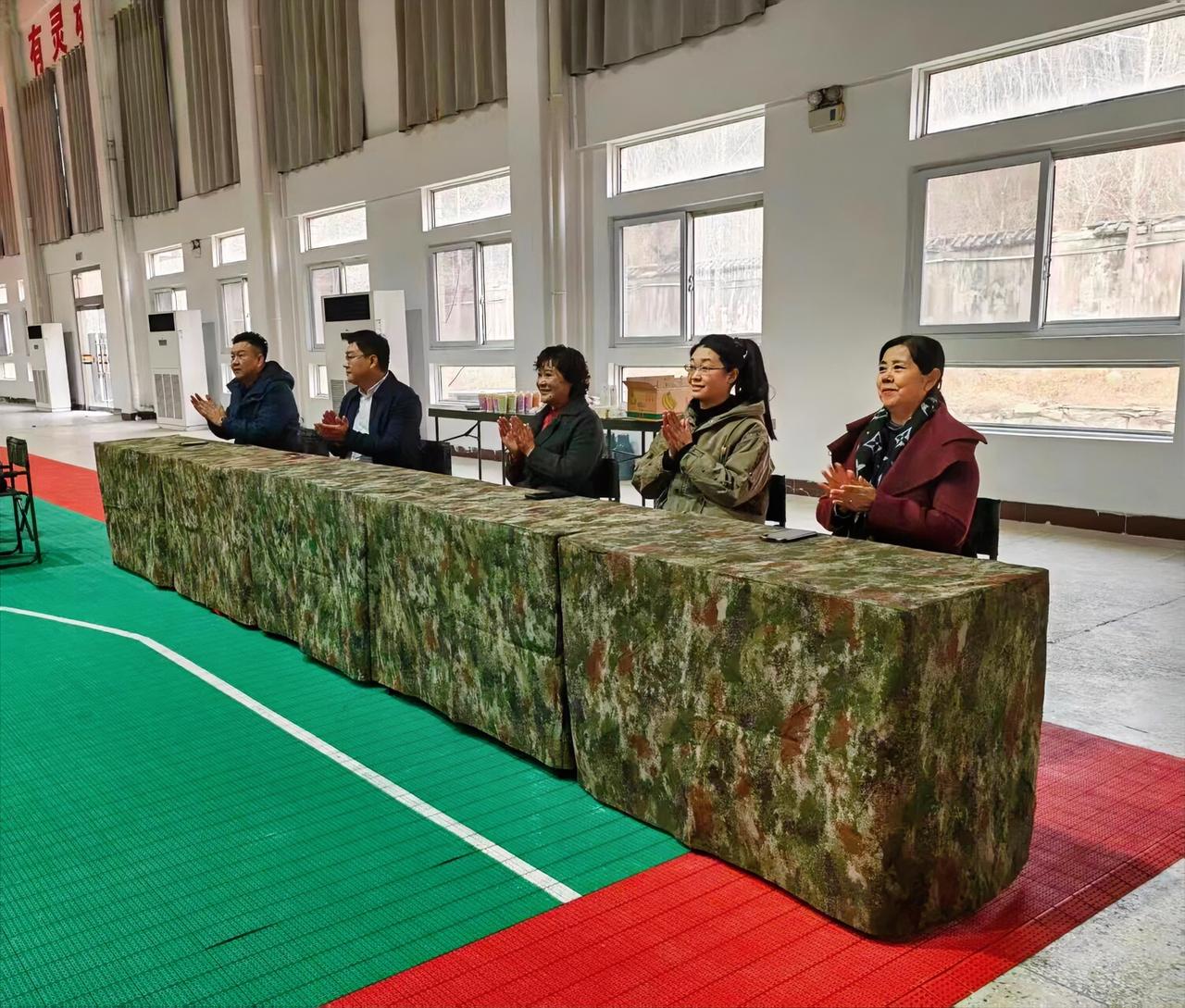 12月20日上午，驻徐某部营区内暖意融融，一场主题为“爱满彭城，情定军营”的军地