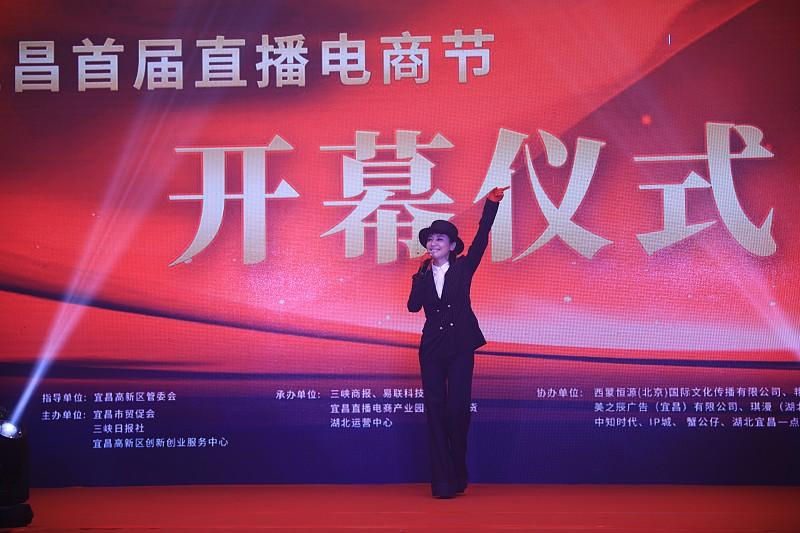 4600万粉网红签王蓉，昔日前途无量的女歌手竟给网红打工
这两天有新闻曝出，网红