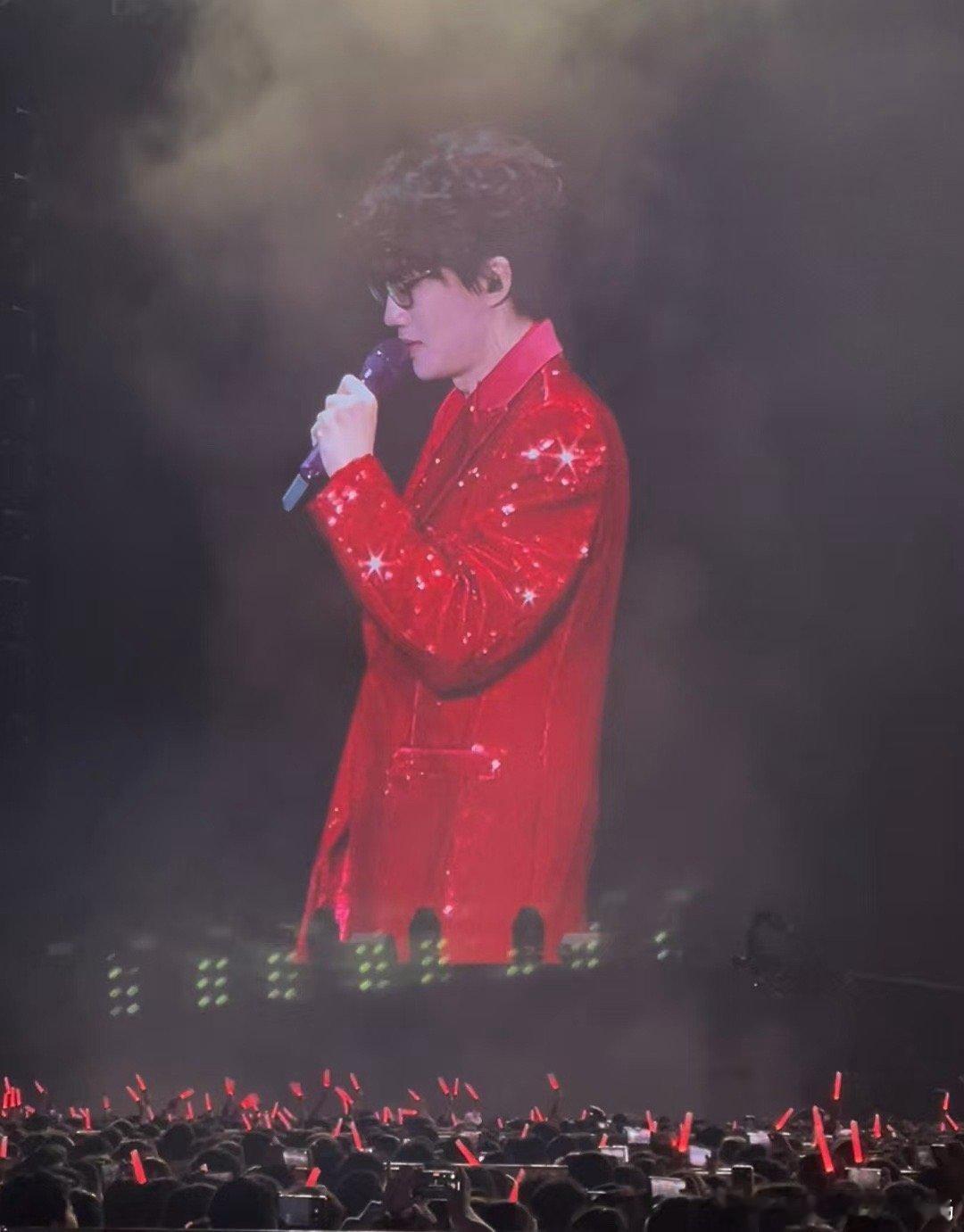 许嵩 10后应该在家做作业才对  许嵩贵阳个唱，点到 10 后时的惊讶，彰显歌迷