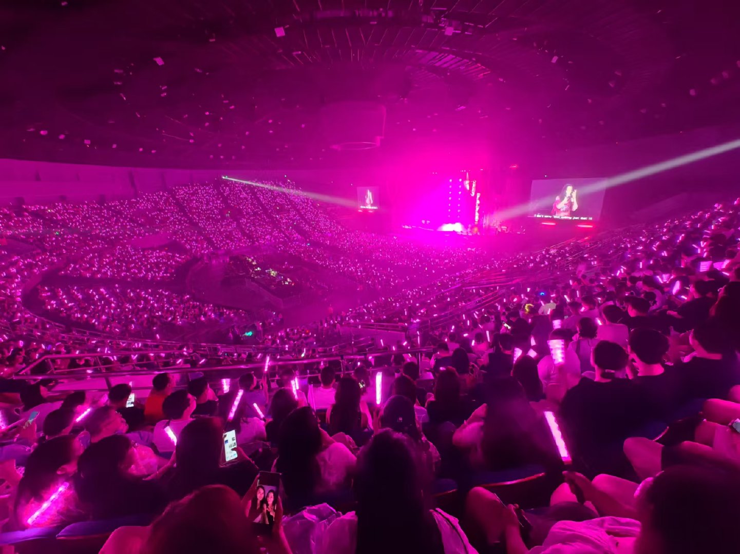 #张靓颖光世界巡回演唱会# #刘亦菲去了张靓颖演唱会# 张靓颖的魅力无可抵挡！天