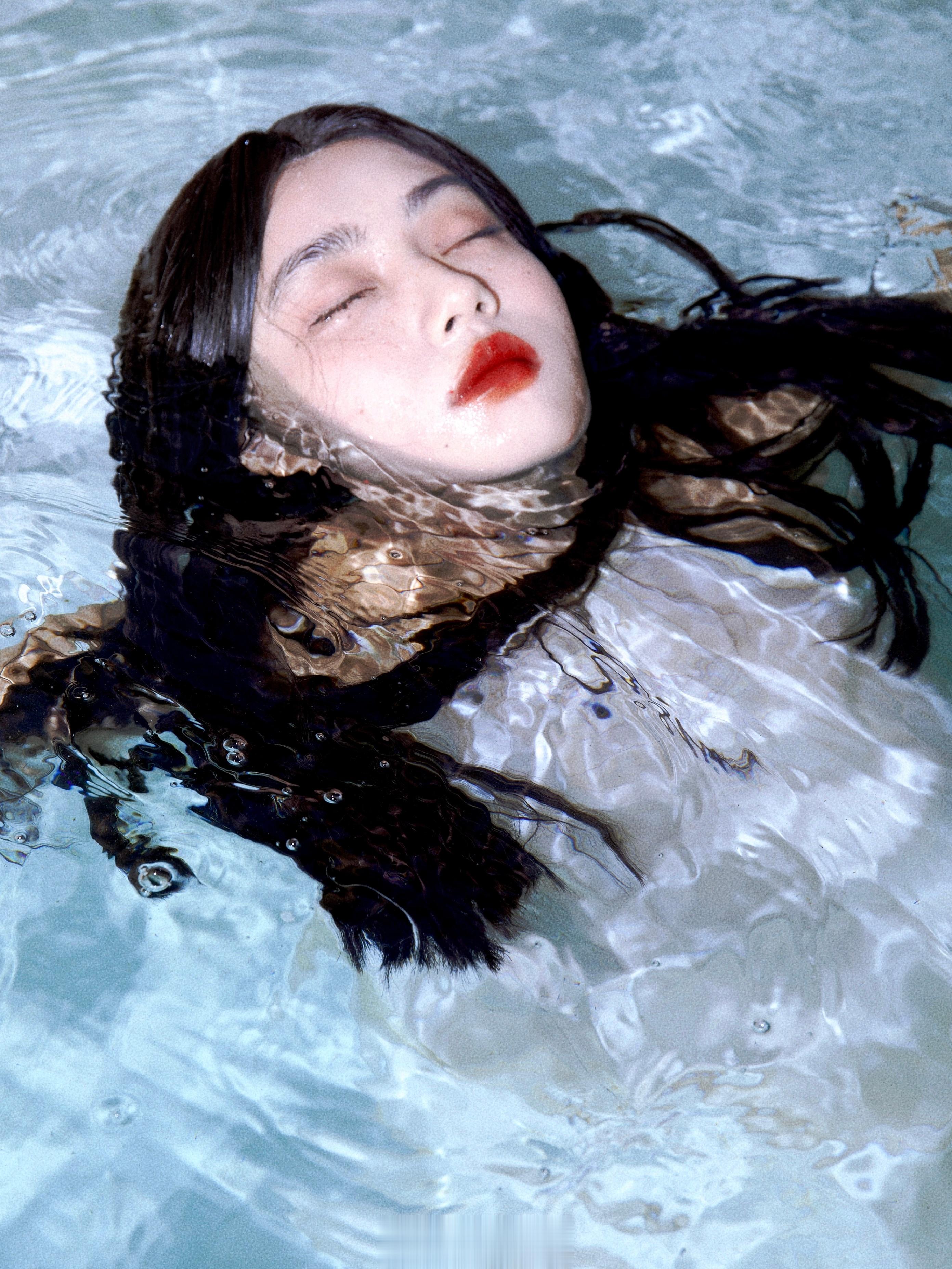 她结束了. 夏日 ​​​
