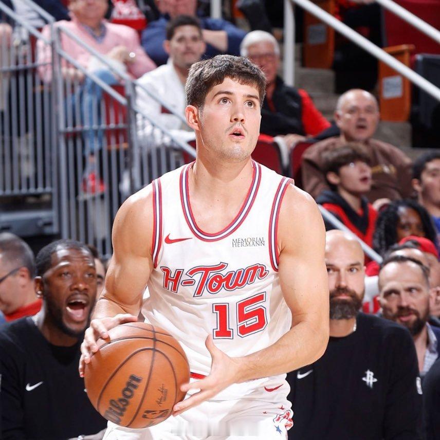 谢泼德过去4场比赛，场均16.3分1篮板3助攻2.3抢断，三分命中率60%