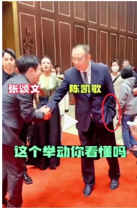 看上去好像是一个谦卑有礼，而另一个傲慢无礼的样子？但也许这只是我们作为观众有些想