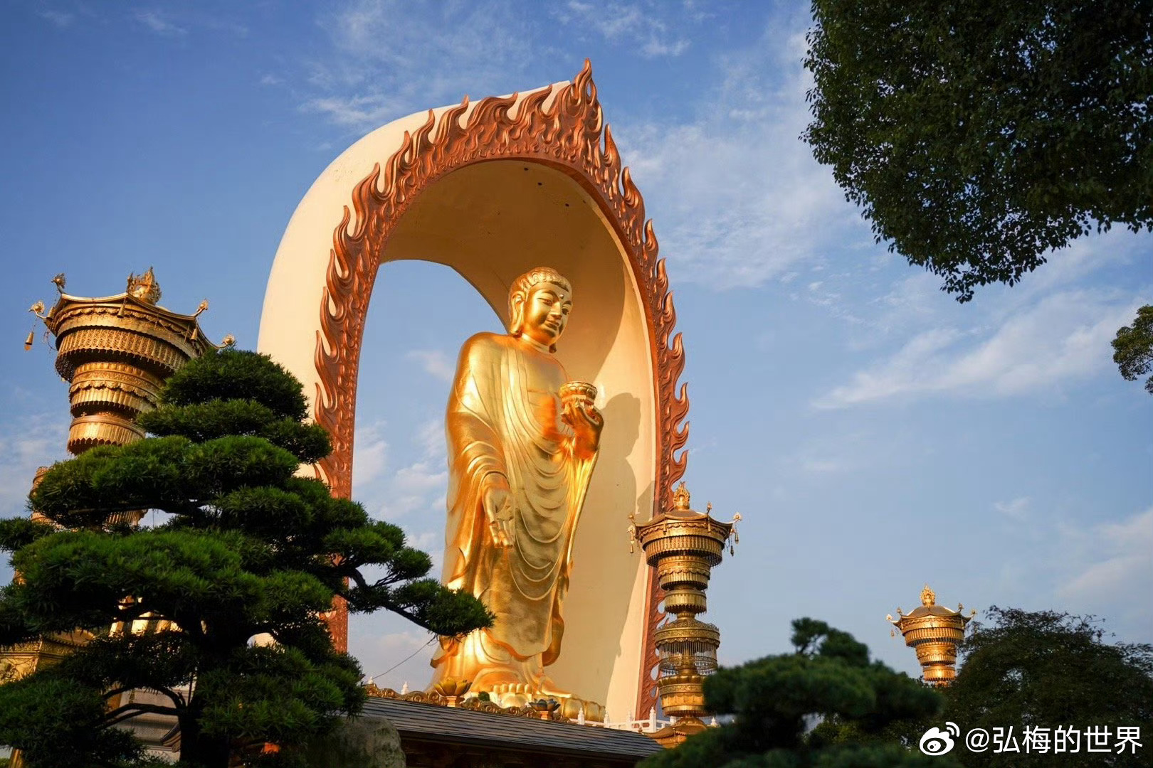 佛陀在《四十二章经》中说：“逆风扬尘，尘不至彼。”不论你伤害谁，从长远来看，都会