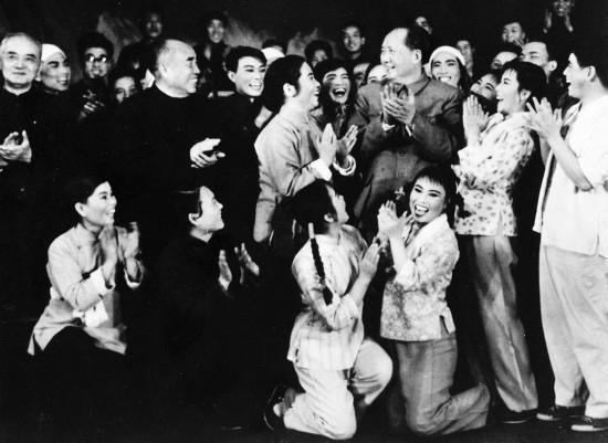 他与人民

世间诸神，端坐于九天之上
用冰冷的目光，俯瞰苍茫大地
他们要万物俯首