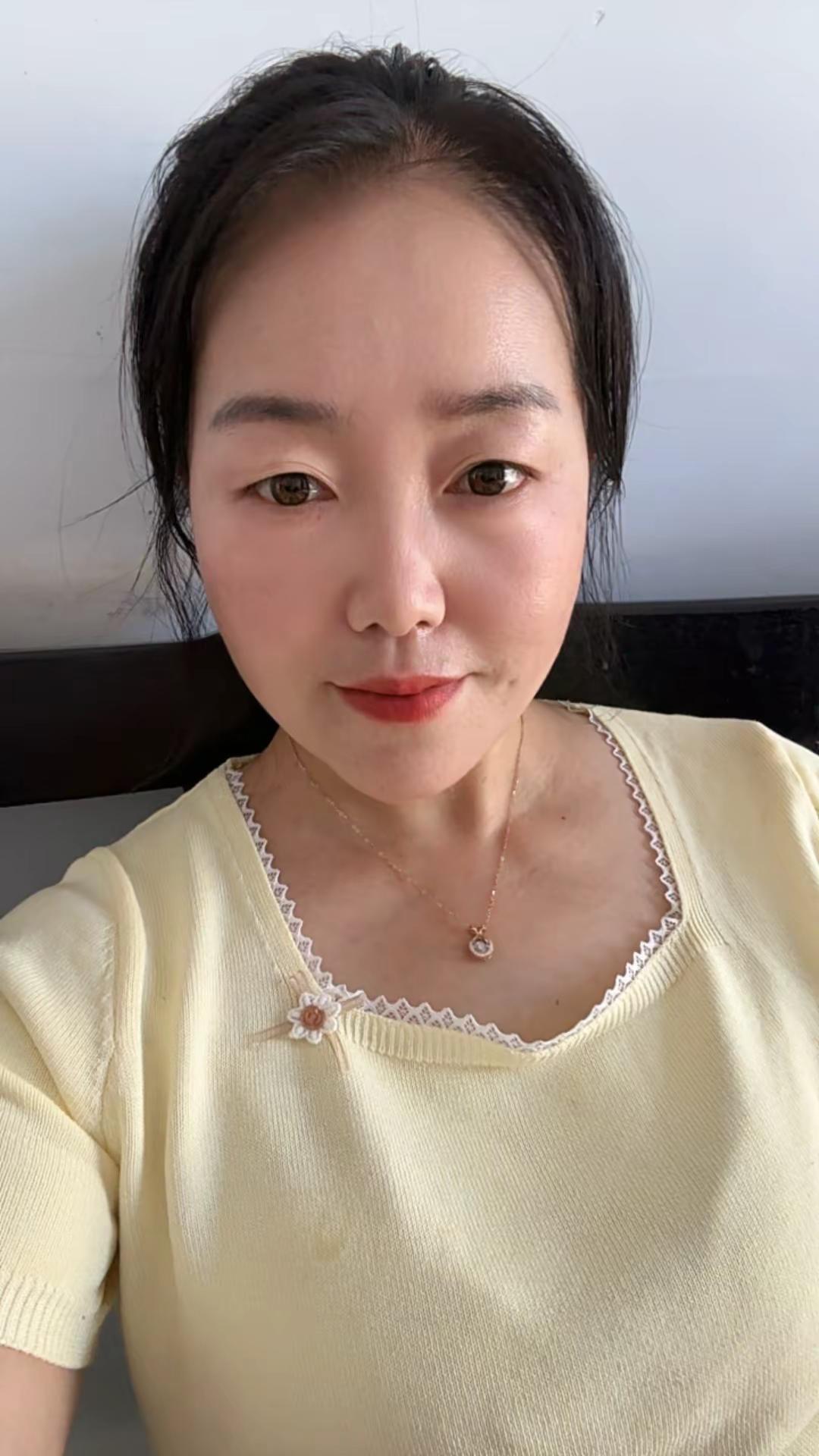 我们都是挣点小钱的普通人，所以很多事不用放在心上 ，做好当下的事就好，该努力时就