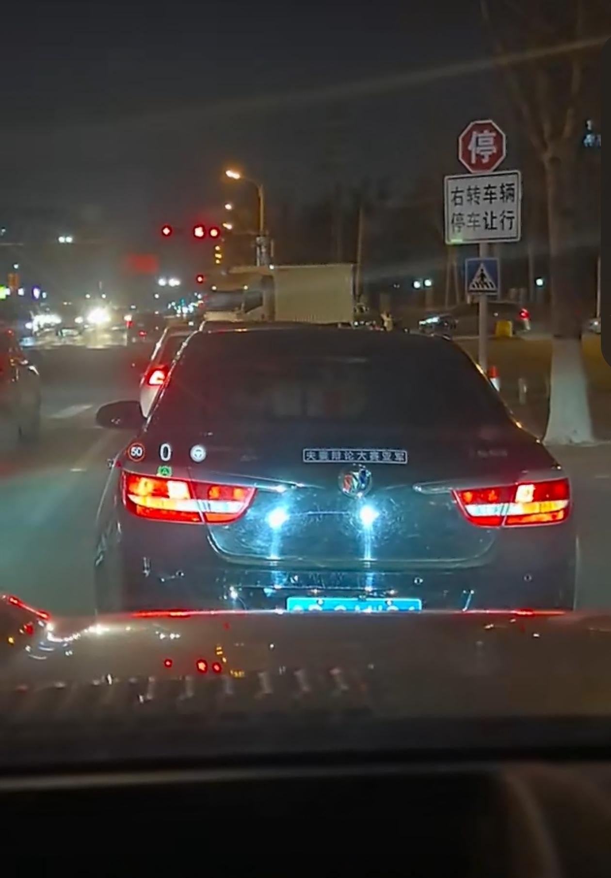 这个吓唬不了谁，法庭上还得靠讲法，不是靠嘴👄