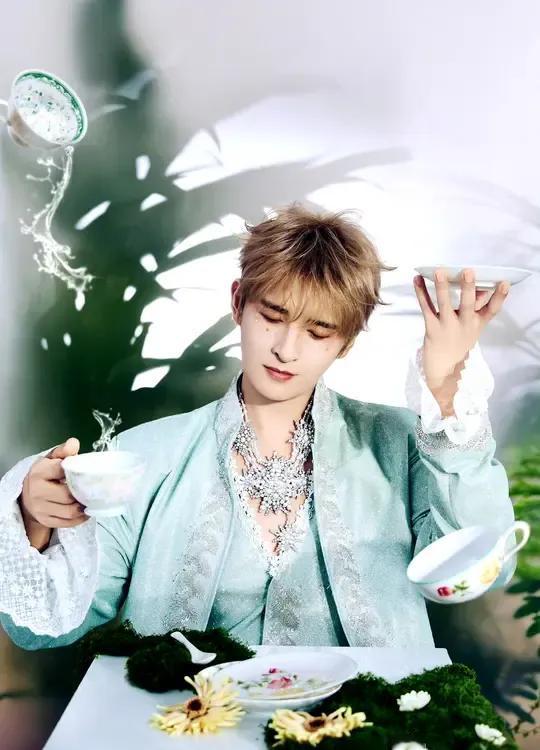 张远在花美男的道路上越走越远了！
这妆造确实不像四十岁，所以也不着急找女朋友，专