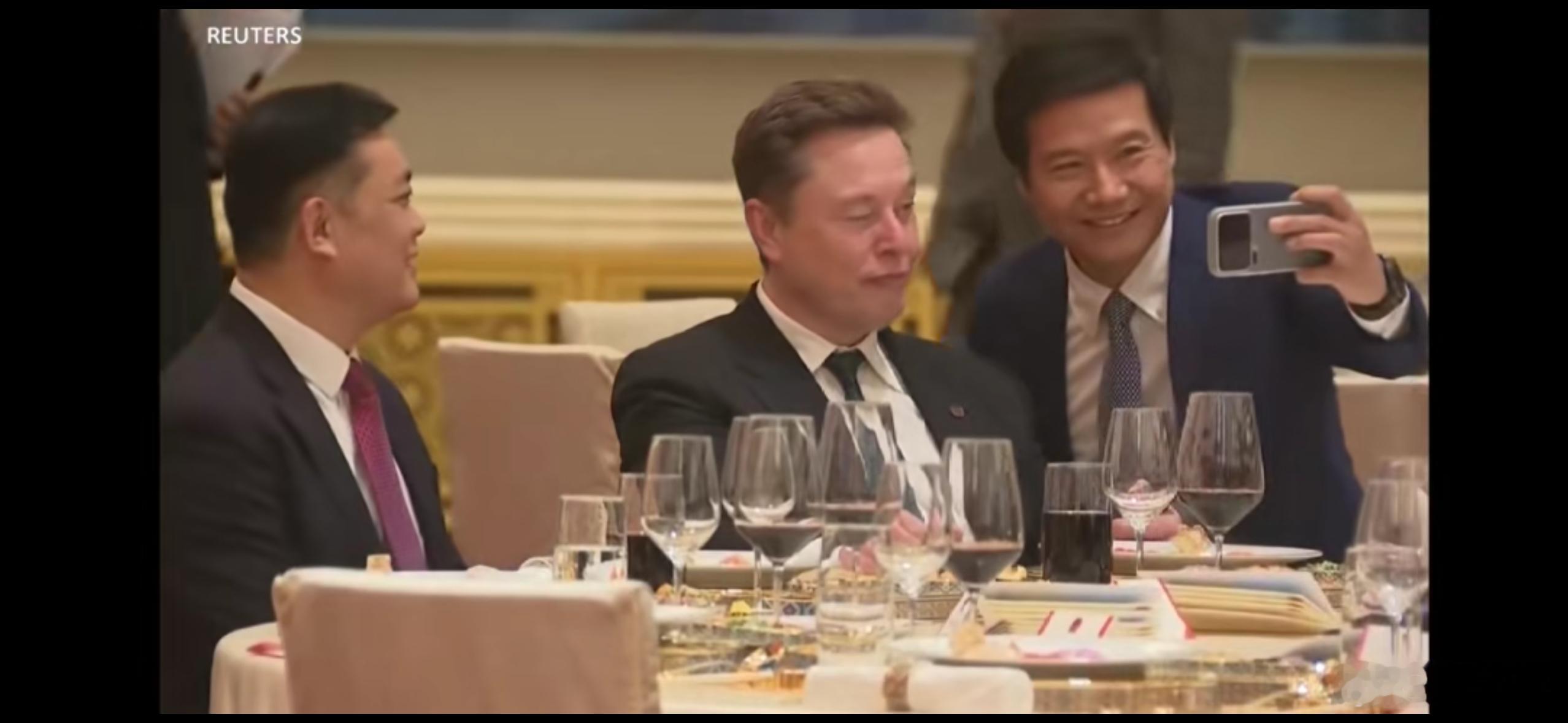 雷军马斯克合影老马是真俏皮啊，这小嘴嘟嘟，还挤一下眼。