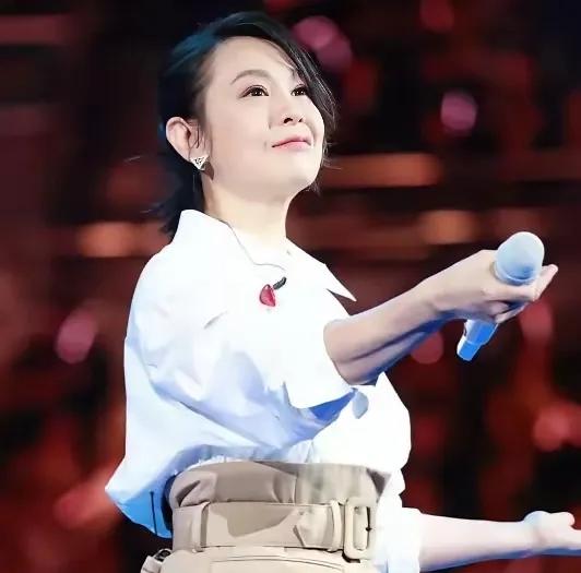 看到56岁女星的经历，不得不正视女性生育年龄的残酷真相。即便拥有最优越的医疗条件