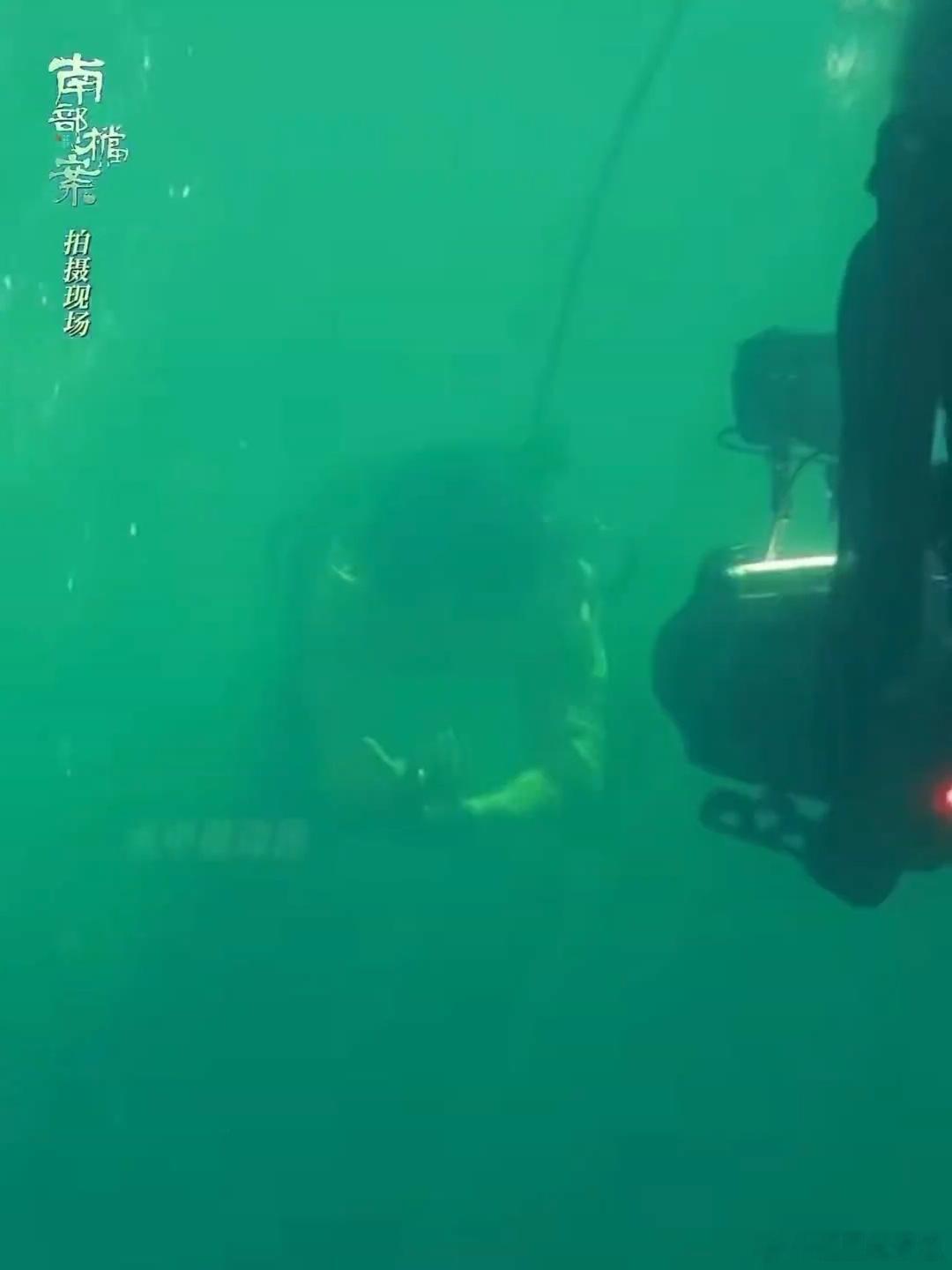 张新成水戏拍了七八天 他说早知道提前练练自由潜，这话听着像玩笑，但想想七天以上的