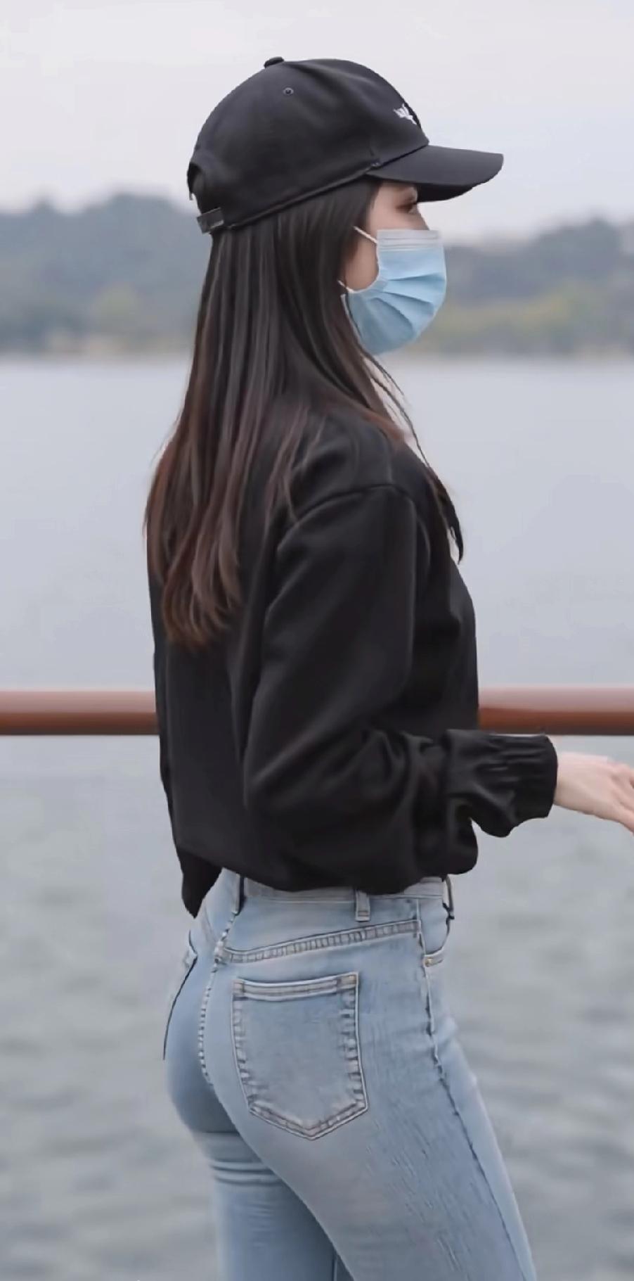 牛仔裤魅力可太大了，尤其是紧身款。它能勾勒出腿部线条，让双腿看起来又直又长，还自