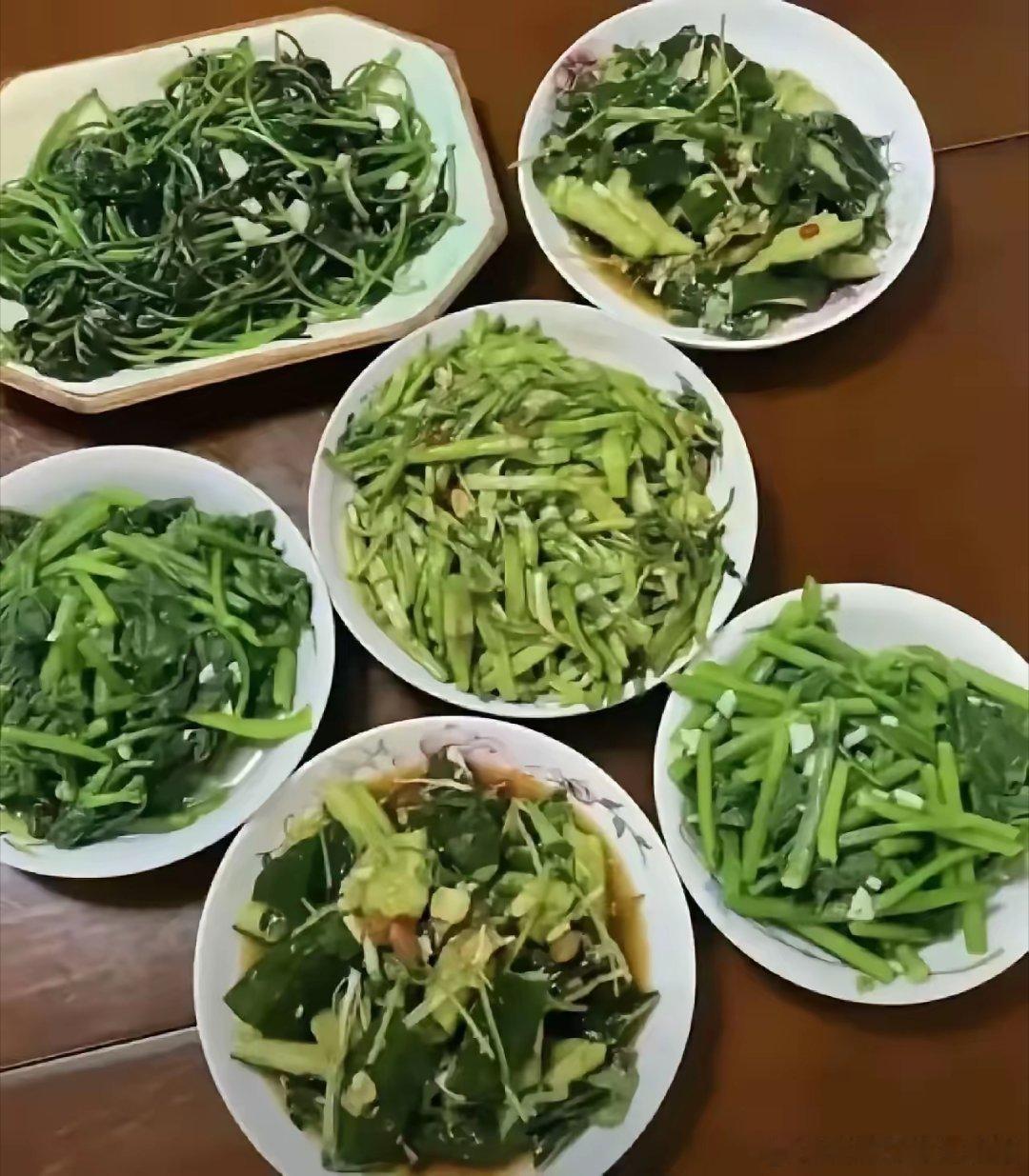 气死了！中午儿媳炒的菜有点咸，我就随口说了一句：“菜这么咸，怎么吃？”谁知道她一