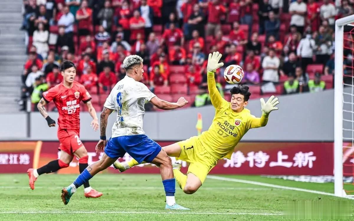 以面概全？你让山东泰山情何以堪？你们代表不了中国足球。
  上海海港球员于海在一