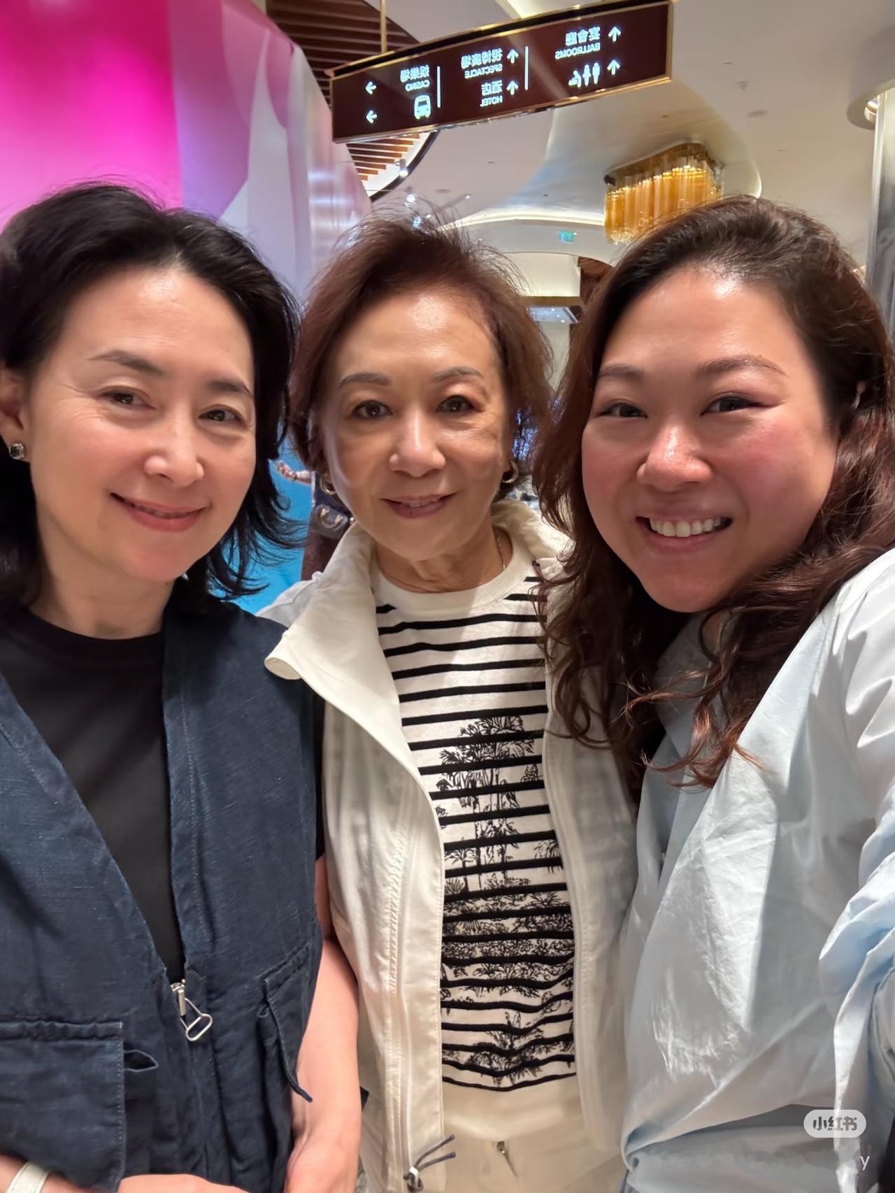 何超琼与干女感情真好！

今日，曾昭怡在社交平台上晒出与干妈何超琼的合影！图中，