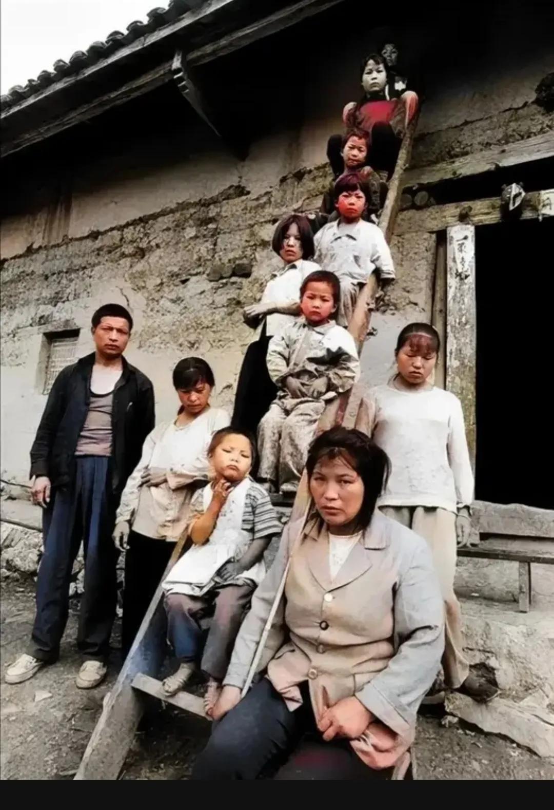 90年代末，陕西商洛，一对农妇和他们所生的十个孩子，留下了这一张老照片。男主人的