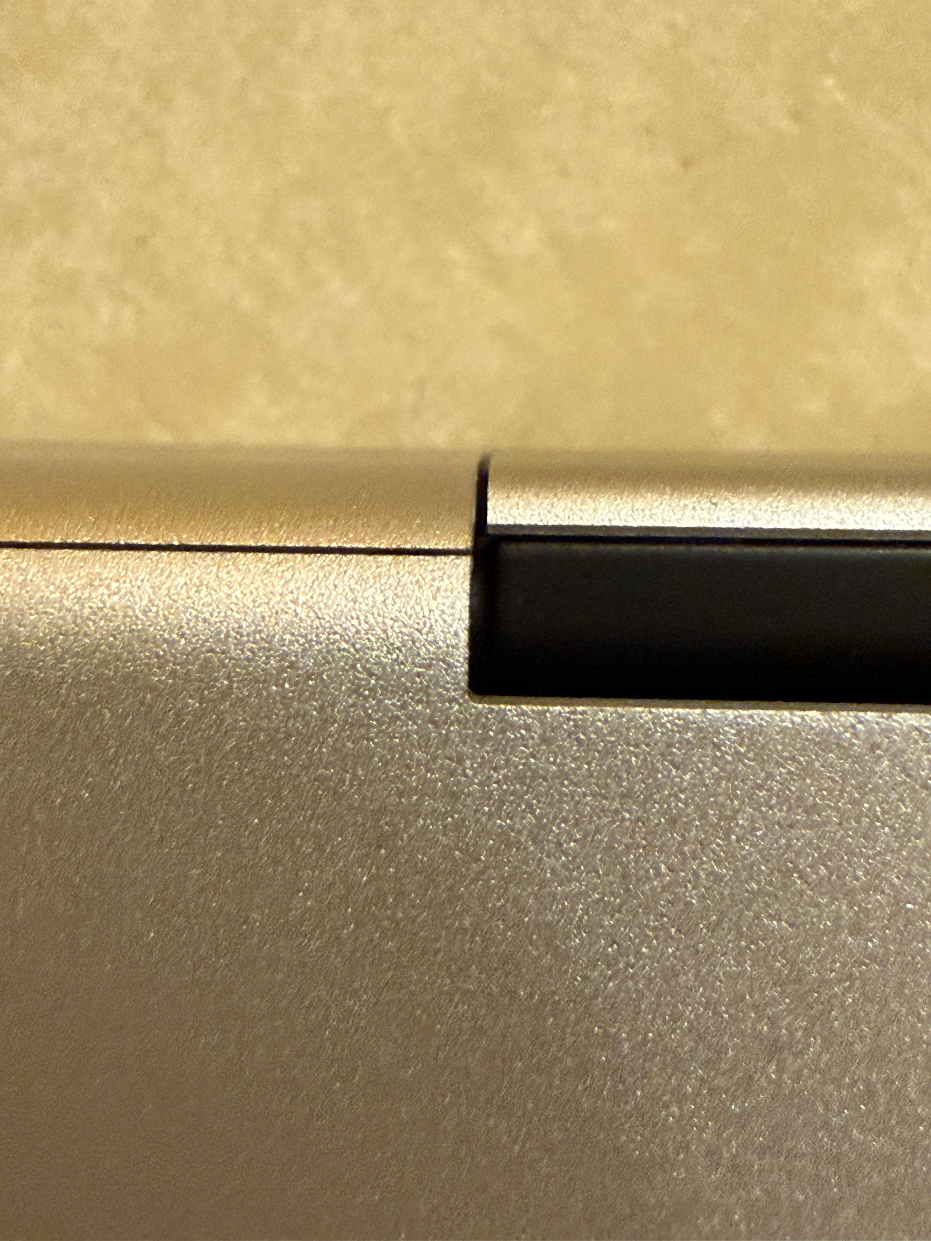 是我草率了，MacBook Neo 的屏幕是有 AR 抗反射的，当时我对比的是我