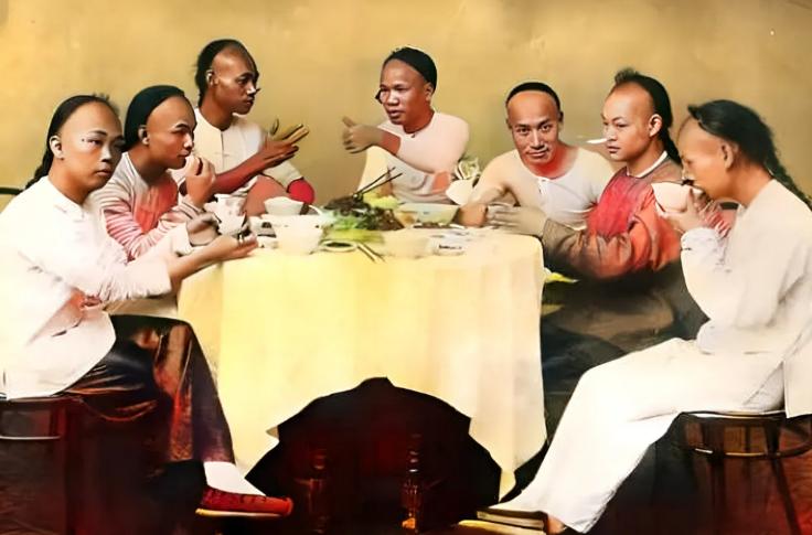 1948年曲阜解放，解放军奉命盘点孔府，推开库房瞬间惊呆：满地红糖早已沤烂流浆，