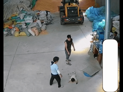 监控里拍下的一幕，看着好揪心，
就是可怜了孩子…