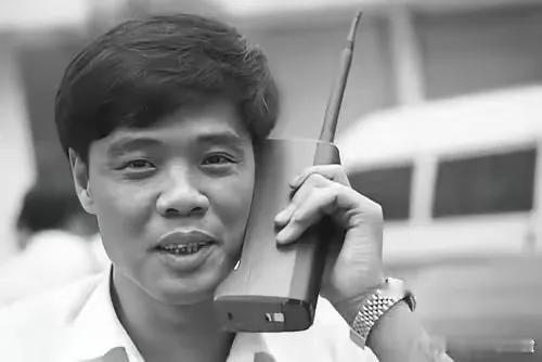 大哥大
一个时代的标志
在90年前后，改革开放的第一波红利到来了，很多地方都出现