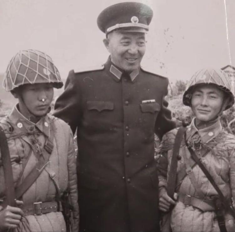 50年代，罗瑞卿大将在朝鲜战场上与战士们的留影。