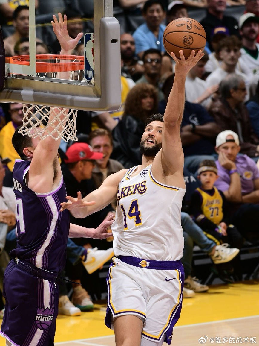 雷迪克说克勒贝尔昨天开始感到背部酸痛，他将参加赛前热身，之后才能确定他今晚能否上