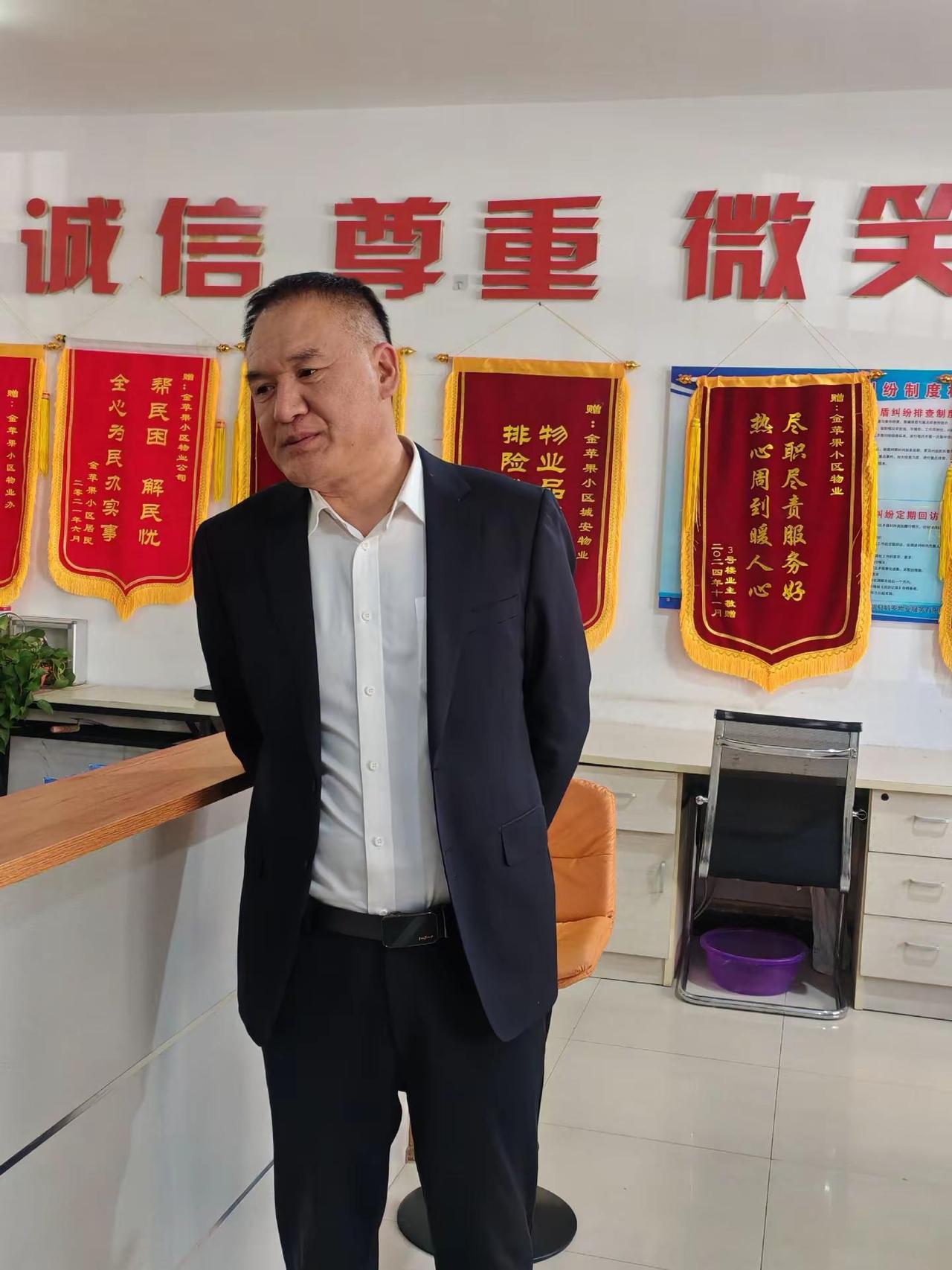 20多年没穿过西装，今天一穿还感觉挺好，