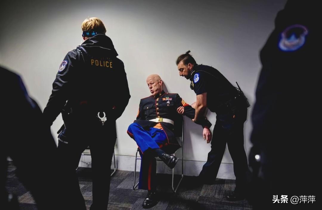 美国老兵国会抗议，高喊“不为以色列而战”被拖走！
 
听证会上，一名身着海军陆战