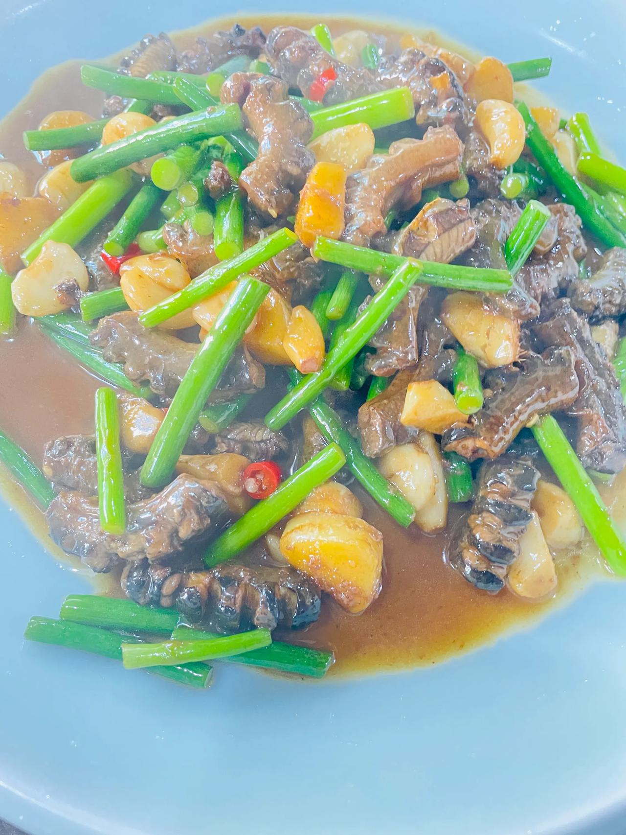 作为这家土菜馆的常客，我必须得说，他们家的菜品真的很不错。每次来都会点上几道招牌