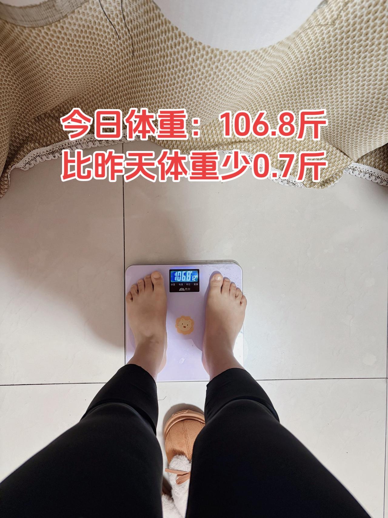 今日体重：106.8斤⬇️0.7斤
今日减脂早餐：三明治（鸡排 鸡蛋 白菜 全麦